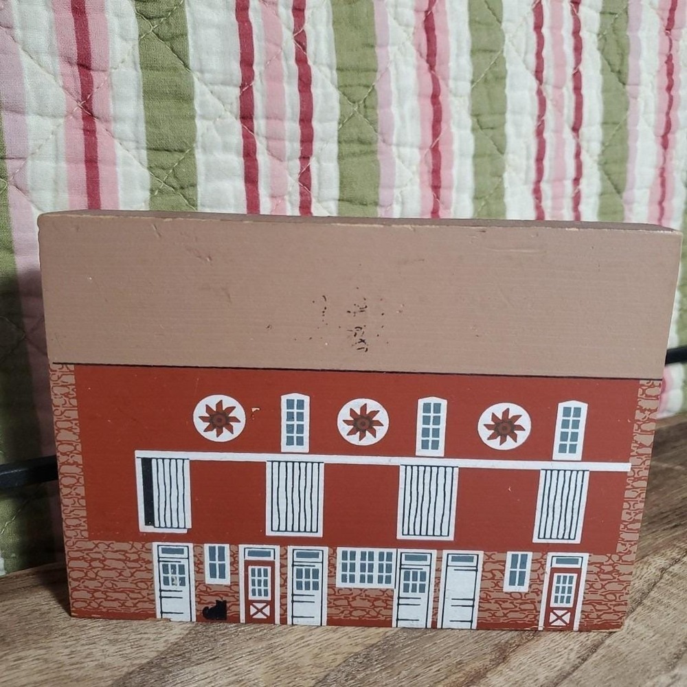 Vintage Cat's Meow Pennsylvania Barn Wood House Model 1992